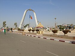 Praça da Nação, com o icônico Monumento da Independência em forma de arco ao centro, durante as celebrações do festival Dary de 2018.