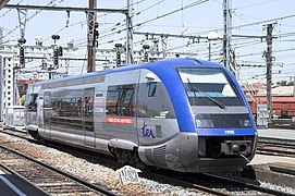 Autorail gris et bleu mono caisse sous caténaire.