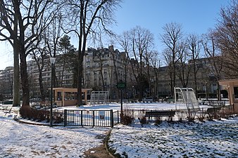 Terrain de jeu sous la neige.