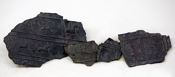 Остатки урартского железного пояса, обнаруженного при раскопках города Эребуни на холме Арин-Берд. Хранятся в музее «Эребуни» в Ереване.
