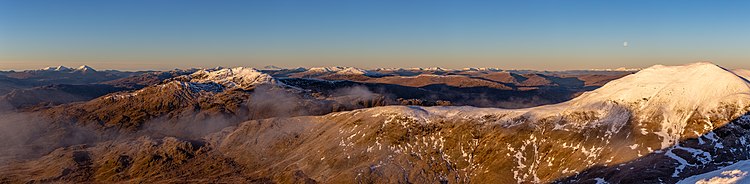 Гора Бен-Лоуерс в Северо-Шотландском нагорье, освещённая восходящим солнцем
