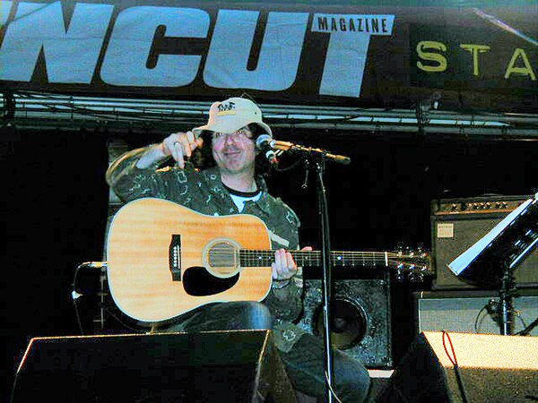 Ian McNabb at Guilfest 2004 (204078871).jpg