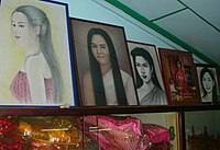 Mae Nak Phra Khanong szentély kínálat: A szellem portrék és ruhák
