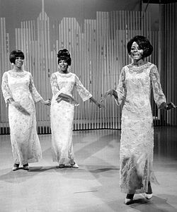 The Supremes esittämässä kappaletta ”My World Is Empty Without You” The Ed Sullivan Show’ssa vuonna 1966. Vasemmalta oikealle: Florence Ballard, Mary Wilson, Diana Ross.