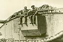 צמד חיילים אמריקאים רוכבים על טנק סימן 4 עם ציוד צילום. 1918
