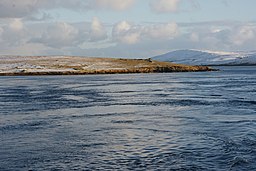 Yell Sound i mars med ön Bigga i förgrunden, i bakgrunden snöklädda kullar på ön Yell