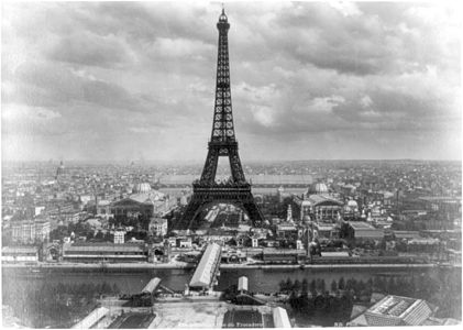 La Eiffel Turo estis konstruita por la Universala Ekspozicio de Parizo de 1889
