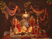 Le tre icone che rappresentano i tre aspetti della Dea Madre nel santuario del tempio di Vaishno Devi, vicino a Katra.