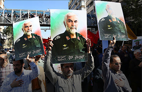 Иранцы с портретами Хамадани на улице Тегерана, 11 октября 2015 года.