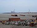 Die Baustelle im März 2009; im Hintergrund eine Ramme bei der Arbeit an der Spundwand