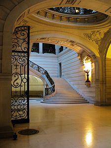 Una de las dos escaleras que conducen al Gran Anfiteatro de la Sorbona.