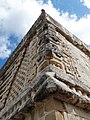 Immaġni skulturali fil-kantuniera tal-bini (Imagen escultórica en la esquina del edificio.), Puuc, Uxmal, Yucatán