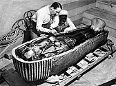 Howard Carter kinyitja Tutanhamon szarkofágját