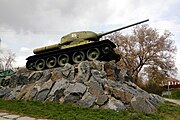 Памятник (танк Т-34) советским воинам-танкистам, освободителям города от оккупантов