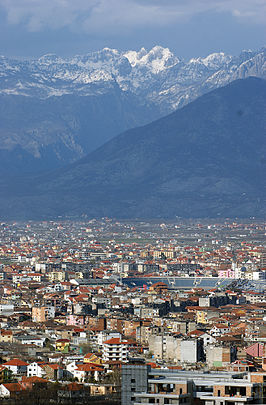 Zicht op de stad, met achteraan de Albanese Alpen, van bij het Rozafakasteel