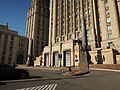 Здание Министерства иностранных дел России: монументальный портал в египетском духе, обрамлённый обелисками-фонарями