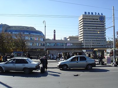 Вид на здание вокзала с улицы