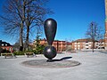 2011年11月25日にスウェーデンのボロースで展示されたブロンズ彫刻「地球を大切に」（Varräddomjorden、Take Care of the Earth）