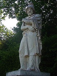 פסל מאת אנטואן אנדרה, הנמצא בגן הארמון ורסאי ומייצג, לפי ההשערות, את המלך טירידאטס הראשון