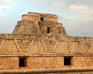 Le Quadrilatère des Nonnes devant la Pyramide du Devin, bâtiments mayas de l’ancienne ville d’Uxmal, au Mexique. (définition réelle 2 628 × 2 100)