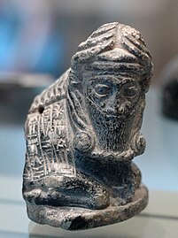 Fragment d'une statuette en chlorite d'un taureau androcéphale. Musée du Louvre.