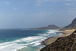 Praia de Calhau, com o Monte Verde ao fundo, na ilha de São Vicente