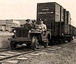 Jeepomotive mit einem 10 Tonnnen schweren Eisenbahnwagen