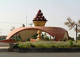 Памятник гранату в городе Саве (гранат — символ Ирана)