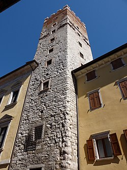 Die in der Via Cavour gelegene Westseite sowie die teils an einem Gebäude angelehnte Südseite des Turmes