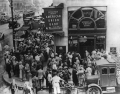 Mennesker flokker seg utenfor New York City American Union Bank for å ta ut penger under bankkrisen i 1931. Banken gikk konkurs samme år.