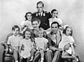 Goebbels ailesi: ön sıra, soldan sağa: Helmut, Hedwig, Heidrun, Joseph, Holdine, arka sıra, soldan sağa: Hildegard, Harald Quandt (Magda'nın ilk eşinden oğlu) ve Helga