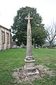 Monumentalkreuz vor der Kirche