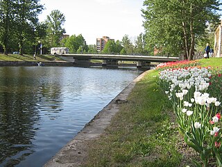 Вид на Полукруглый (Советский) канал из Городского сада Колпина