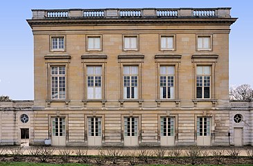 Façade est donnant sur l'ancien jardin botanique, sans colonnes ni pilastres