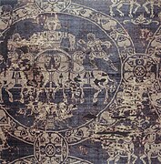 'n Fragment van die kleed waarin keiser Karel die Grote in 814 begrawe is. Dit was van goud en Tiriese pers van Konstantinopel gemaak.
