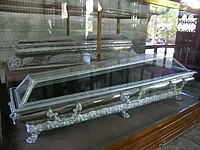 Coffin (unused) for Sun Yat-sen, gifted by the СССР, in Temple of Azure Clouds.