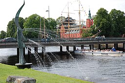 Halmstads slott med Walter Bengtssons Laxarna går uppströms i förgrunden