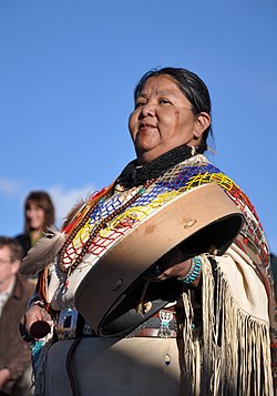 Жена от племето по време на празник.
