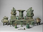 Set de altar; secolul 11 î.Hr. târziu; bronz; per ansamblu (masa): înălțime: 18,1 cm, lățime: 46,4 cm, adâncime: 89,9 cm; Muzeul Metropolitan de Artă (New York City)