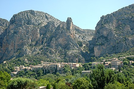 pohled na Moustiers-Sainte-Marie