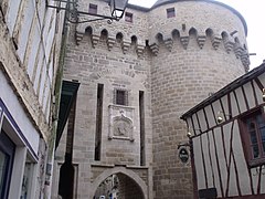 Couronnement de mâchicoulis bretons à arcs sur consoles, porte de la prison de Vannes.