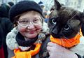 На Майдане (Киев), сторонница Ющенко и кот — в оранжевых шарфиках, примерно 30.11.2004