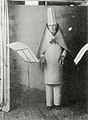 Hugo Ball i den dadaistiske kabareten «Voltaire» i 1916.