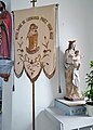 Guidel : chapelle de Locmaria, bannière de procession et groupe statuaire de Notre-Dame de Bod-Roz.