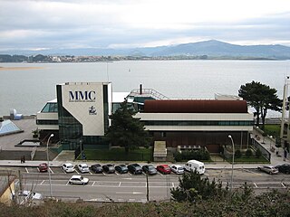 Le musée maritime du Cantabrique et la baie.