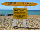 Hinweisschild am Slope Point mit Entfernungsangaben zum Äquator und Südpol