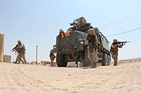 MTVRから展開し警戒態勢を取るアメリカ海兵隊員（訓練）、2009年。