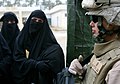 Femmes portant un niqab et marine américain gardant l'entrée d'une clinique médicale à Saqlawiyah en Irak (2008)