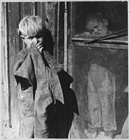 Děti v táboře sběračů bavlny. Okres Eloy, Pinal County, Arizona, listopad 1940.