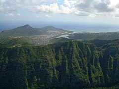 東岸から見たコオラウ山脈の山稜（手前）とココヘッド（左）。